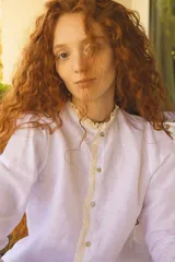 Camisa blanca de lino con cuello mao y puntilla de algodón en cuello y botones.