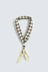 Pañuelo cuadrado de algodón color crema con estampado de cuadros pequeños en tono marrón oscuro.