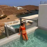 Conjunto de bikini color terracota, compuesto por un corpiño bandeau con tirantes decorados con cuentas de joyería multicolor y una bombacha clásica de tiro medio.