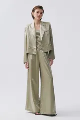 Blazer color verde oliva de tafeta metalizada, con solapas de muesca, cierre cruzado con dos botones y corte cropped.