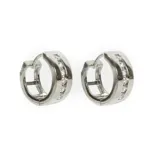 Aros tipo argolla plateados con hilera de circonitas blancas.