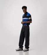 Pantalón de jean negro de corte super baggy, con tiro medio, diseño holgado y bolsillos funcionales.