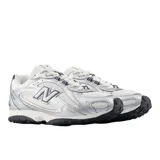 Championes New Balance modelo 204, color gris y blanco con detalles en azul marino. Confeccionados en malla y material sintético, con el logotipo 'N' característico en los laterales.