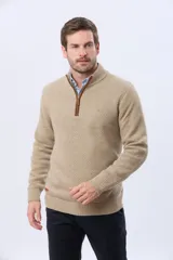 Buzo tejido de punto grueso en color azul marino, con cuello alto y cierre frontal parcial. Presenta detalles en gamuza en la zona del cierre y una textura en relieve en toda la prenda.