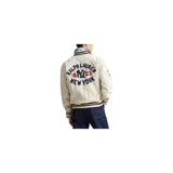Campera bomber Polo Ralph Lauren de color blanco crema con finas rayas verticales oscuras, cuello, puños y dobladillo acanalados en azul marino y blanco. Cuenta con cierre frontal y el logo de los New York Yankees bordado en el pecho.