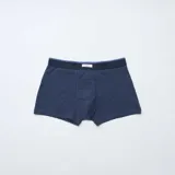 Pack de tres bóxers para hombre en tonos azules. Incluye un modelo azul marino con estampado geométrico de rombos pequeños, un modelo liso en tono azul medio y un modelo a rayas horizontales finas en tonos azul marino y celeste. Todos cuentan con cintura elástica con una pequeña etiqueta central.