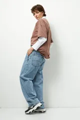 Jean celeste de tiro bajo, corte baggy y estilo urbano.