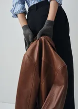Guantes de punto de cachemira en color gris, con diseño clásico y puño elástico acanalado.