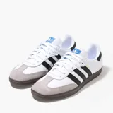 Championes Adidas Samba OG blancos con tres tiras negras a los costados y suela marrón de goma.