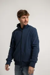 Campera de polar con cierre frontal, cuello alto tejido y puños y ruedo acanalados. Cuenta con un pequeño parche circular en la manga.