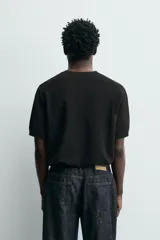 Camiseta de punto relaxed fit de algodón en color negro, con cuello redondo y manga corta, con acabados en rib.