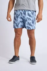 Short de baño con estampado tropical de piñas y hojas en tonos azules sobre fondo rosado. Cuenta con cintura elástica con cordón ajustable, bolsillos laterales, un bolsillo trasero y suspensor interno.
