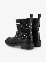 Bota corta de cuero negro con punta redonda y suela plana. Presenta dos tiras horizontales decoradas con ojales metálicos y hebillas grandes de metal plateado.