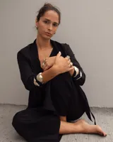 Aros tipo argollas de diseño artesanal con acabado texturizado y forma irregular. Fabricados en bronce y alpaca, con pernos y cierres de plata 925.