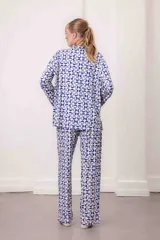 Conjunto de pijama de dos piezas, color verde menta con estampado de cuadros irregulares en blanco. Incluye camisa de manga larga con botones y pantalón largo con cintura elástica.