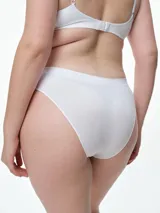 Bombacha tipo bikini de microfibra seamless, con diseño de corte clásico y cintura ancha. Confeccionada en tejido elástico que se adapta al cuerpo sin marcar.