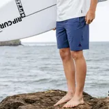 Short de baño azul con cintura elástica ajustable con cordón, bolsillos laterales con cierre y largo a la rodilla.