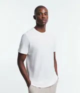 Remera de hombre, corte regular, color blanco, con cuello redondo y mangas cortas. Presenta una textura diferenciada en el tejido de media malla.