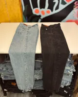 Pantalón de jean negro con corte holgado y tiro medio.