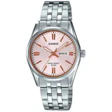 Reloj analógico Casio con caja y malla de acero inoxidable plateado. Presenta una esfera de color rosado con índices y manecillas en tono cobre, visor de fecha y día a las 3, y cristal mineral.