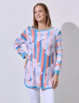 Buzo tejido de hilado fino marca Ruby Rd, con cuello redondo y mangas 3/4. Diseño a rayas verticales en tonos celeste, naranja y blanco, con estampado floral.