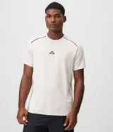 Remera deportiva Get Over de poliéster color blanco, con cuello redondo, mangas raglán y detalles de vivo en contraste. Cuenta con un pequeño estampado geométrico en el pecho.