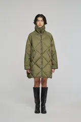 Campera puffer acolchada de corte oversize, color verde oliva, con diseño de rombos, cuello alto y cierre frontal con cremallera.