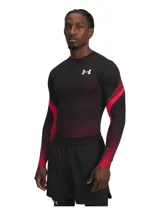 Remera térmica de manga larga Under Armour, modelo HeatGear, con ajuste de compresión. Presenta un diseño degradado en color negro y rojo, con cuello redondo y logo de la marca estampado en el pecho.