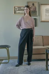 Pantalón de tiro medio, pierna ancha y diseño cruzado en la parte delantera con detalle de lazo y botón lateral.