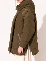 Campera puffer verde militar, oversize, con cierre central delantero y cordón elástico en el ruedo para regular.