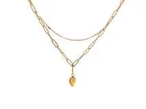 Collar doble dorado de acero con eslabones rectangulares y un dije colgante en forma de corazón.