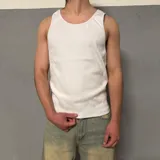 Musculosa blanca de algodón con cuello redondo y sisas ribeteadas.