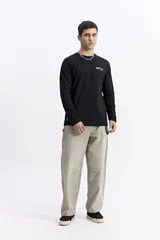 Remera de manga larga color bordó con escote redondo y estampado en la espalda que dice "Mistral Studio limited edition" en blanco.