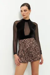 Minifalda balloon con estampado animal print.