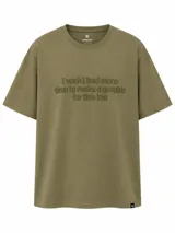 Remera de manga corta color verde militar de la marca Grego, con cuello redondo y estampado de texto en relieve en el pecho.