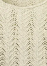 Buzo de punto medio de algodón color beige con diseño recto, detalles calados con patrón en zigzag, cuello redondo y manga larga.