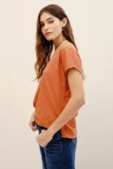 Remera blanca de algodón con cuello en V, mangas cortas y calce relajado.
