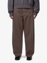 Pantalón de corte recto y tiro medio, confeccionado en tejido de algodón resistente. Presenta un diseño de cinco bolsillos con costuras reforzadas y cierre frontal con botón y cremallera.