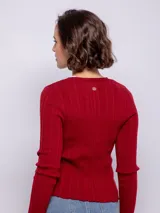 Cardigan de punto acanalado en color marrón, con escote en V, cierre frontal con botones a tono y mangas largas ajustadas.