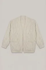Saco abierto de punto con diseño de trenzas, color beige, con bolsillos frontales y detalle de lentejuelas integradas en el tejido.