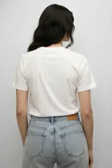 Remera de algodón color negro, de corte holgado y manga corta, con cuello a la base. Presenta un estampado frontal de una rana con sombrero vaquero y la frase 'hold on partner, im overstimulated'.