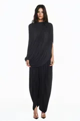 Pantalón de pierna amplia en tejido de punto negro con cintura de pala drapeada. Diseño de caída fluida que estiliza la silueta y aporta movimiento elegante.