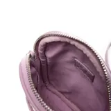 Bandolera mini Extra Large modelo Joan, con cuerpo de efecto mimbre tejido y detalles en cuero sintético color lila. Cuenta con un compartimento principal con cierre, un bolsillo frontal con cierre y correa regulable.
