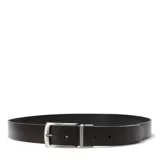 Cinto reversible de cuero Democrata modelo Yule, con hebilla metálica plateada. Presenta un lado en color negro y otro en color marrón café.