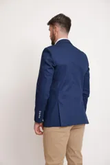 Blazer color beige, de corte slim fit, con solapa clásica, dos botones y bolsillos delanteros con solapa.