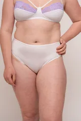 Bombacha de tiro alto confeccionada en lycra, con diseño clásico y cobertura completa.