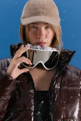 Gorra tipo cap confeccionada en corderoy color camel, con isologo bordado a tono en el frente y tira de ajuste con hebilla metálica en la parte posterior.