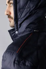 Campera de nylon termosellada con capucha, color azul marino, con cierre frontal y detalles en color naranja en el borde del cierre y costuras de la capucha.
