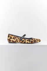 Ballerinas con estampado animal print, puntera redondeada y tira sobre el empeine con hebilla metálica.