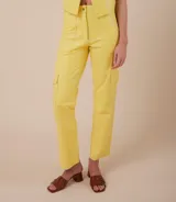 Pantalón cargo color amarillo de cuero ovino, con bolsillos laterales y corte recto.